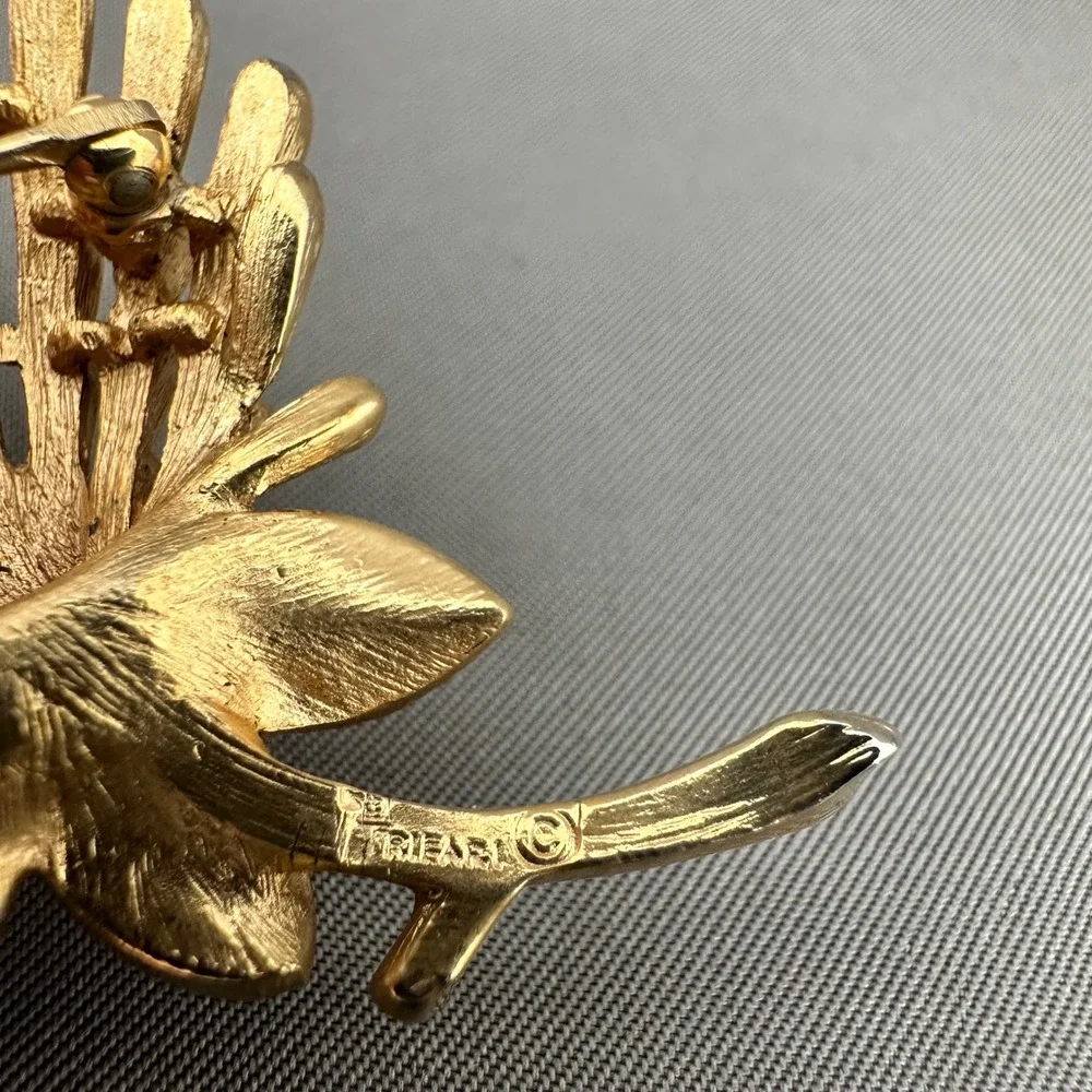 Vintage Trifari Crown Gold Tone Thistle Brooch and Clip On Earring Set Signed‎